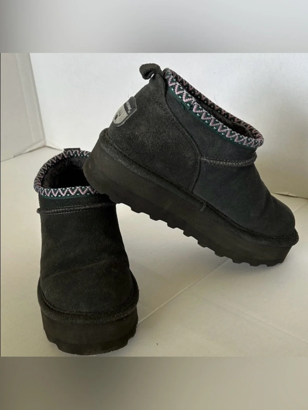 BEAR PAW WOMENS BLACK RETRO SUPER SHORTY DECO PLATFORM COW SUEDE BOOTS SZ 8